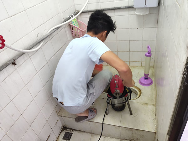 涪陵管道堵塞冒臭气 专业师傅现场解决问题